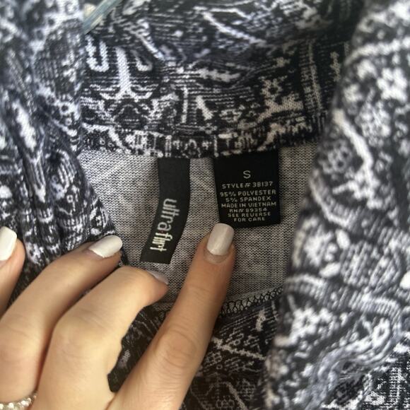 Ultra Flirt Women’s size small black/white Cowl Neck Drawstring Sweater - Picture 3 of 7